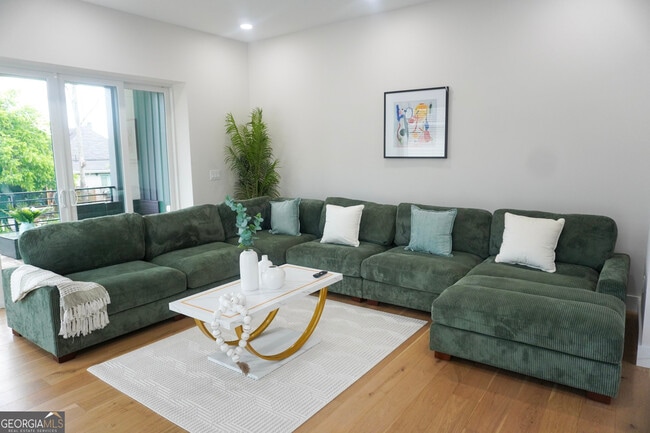 Building Photo - 68 Boulevard SE