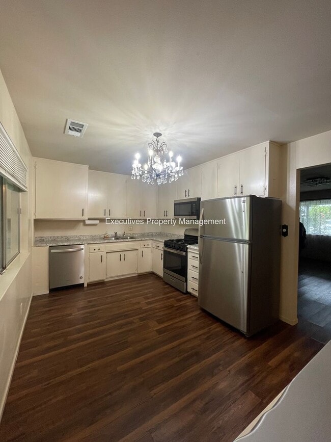 Building Photo - 7126 Louise Ave