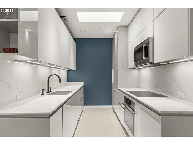 Building Photo - 618 NW 12th Ave