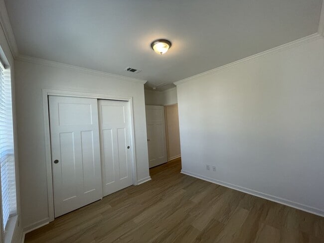 Building Photo - 966 E Montego Ave