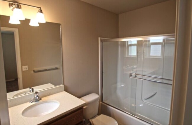 Building Photo - 885 NW 2nd St.