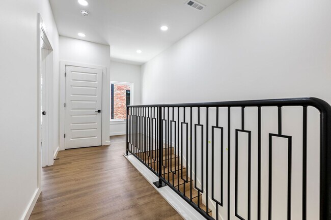 Building Photo - ***933 SE 10th Street***