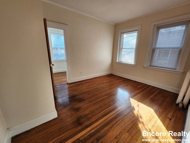 Building Photo - 248 Kelton St