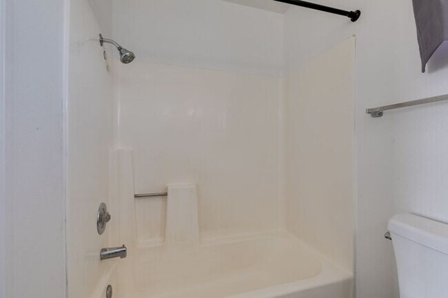 Building Photo - Double Primary Townhome with Spacious Backyard in 89115!
