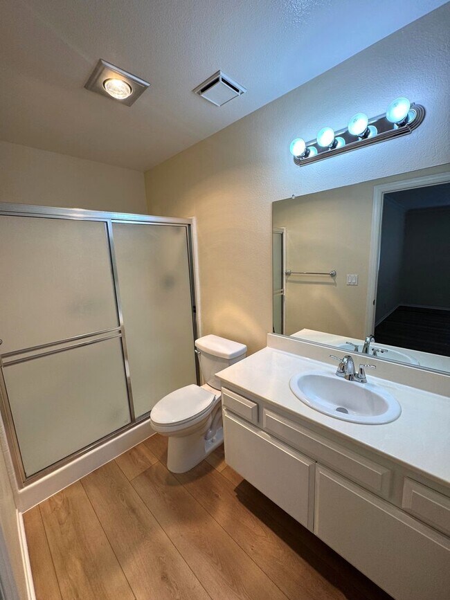 Building Photo - Beautiful 2+1.75 Upstairs Condo in Desirab...