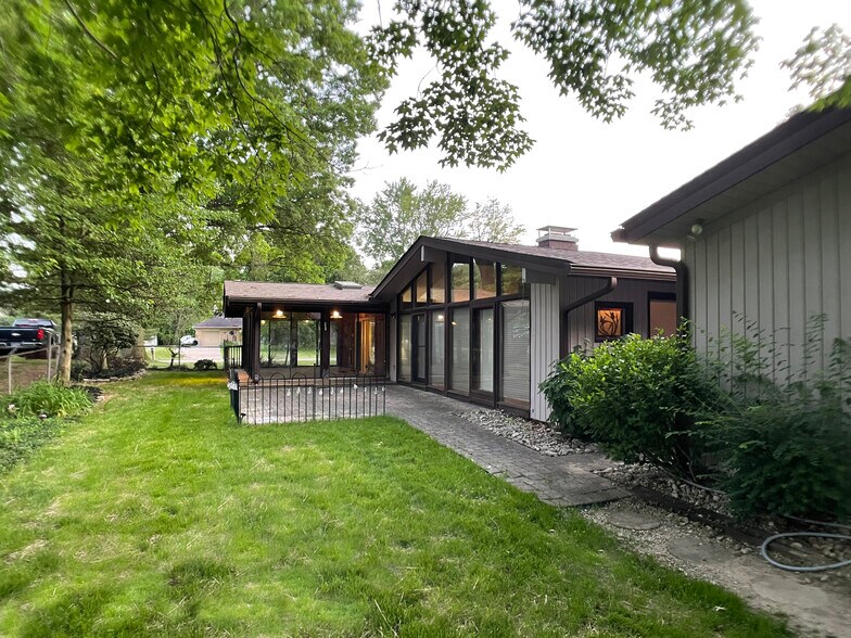 side yard - 5344 Hagewa Dr