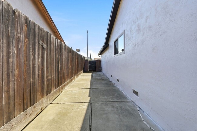 Building Photo - Stylish and Spacious Milpitas Home with Large Deck and Backyard