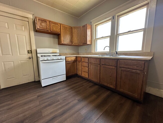 Building Photo - 3 bed, 1 bath home for rent in Waterloo