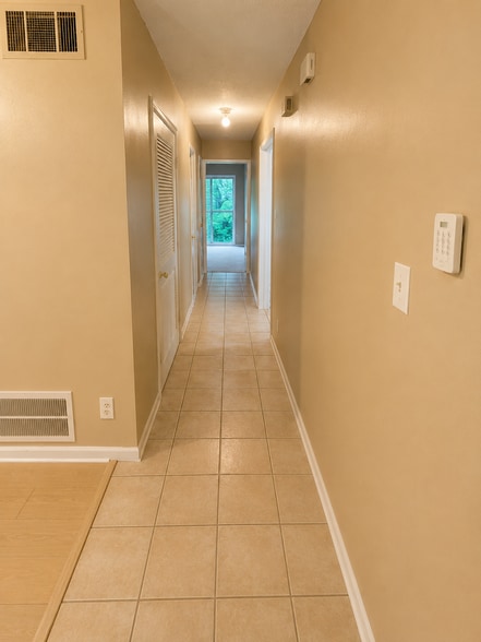 Building Photo - 1220 Oakplace Dr SW
