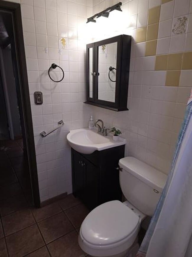 Building Photo - Spacious 3 bedroom/ 2 bath home with R/V parking