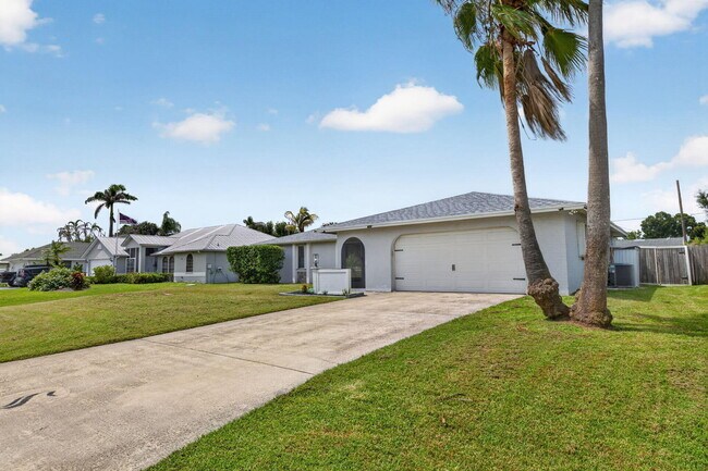 Building Photo - 825 SE Starflower Ave