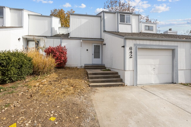 Building Photo - 642 NW Valleybrook Rd