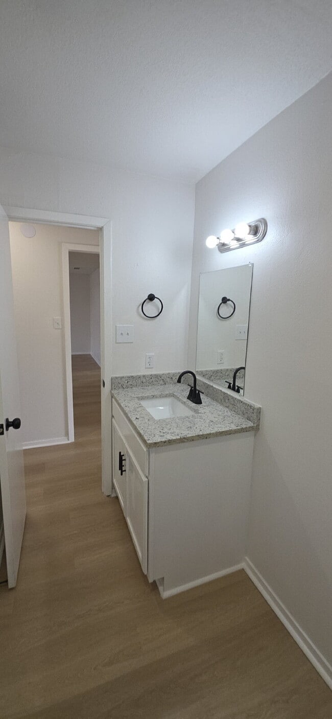 Building Photo - Beautifully remodeled first-floor condo with 2 bed & 2 bath