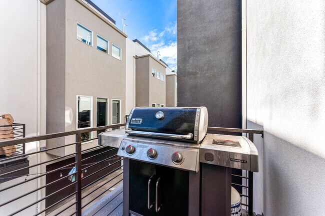 Building Photo - ROOFTOP DECK + spacious END UNIT townhome in Berkeley Neighborhood!