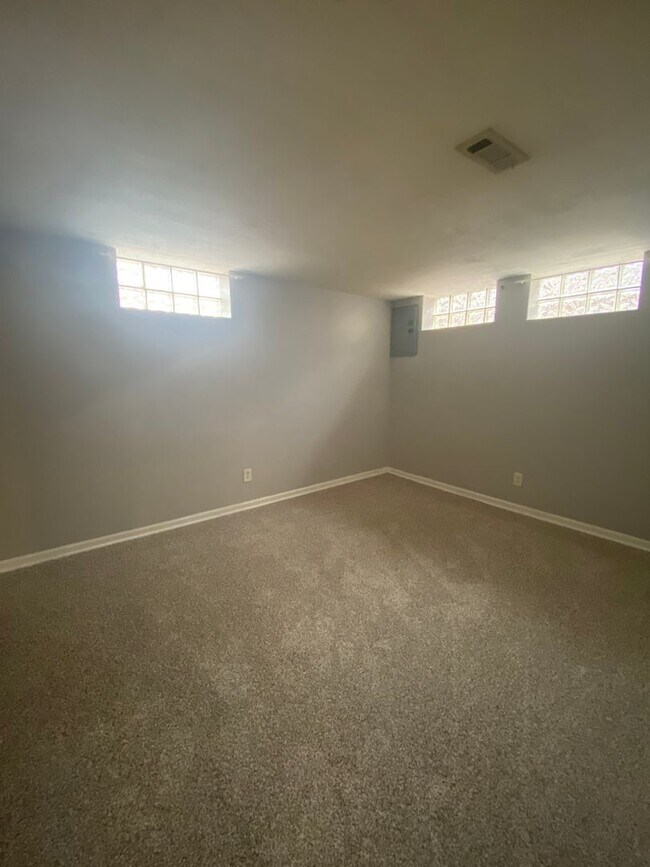 Building Photo - 2 Bed 2 Bath house with BONUS room in basement!