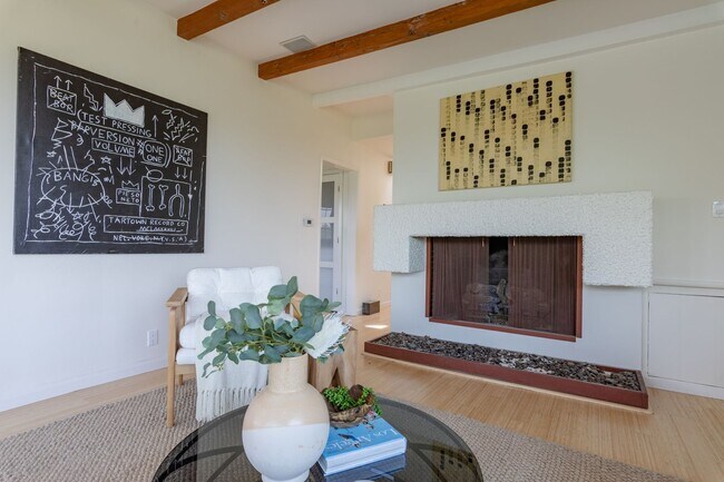 Building Photo - Beautiful Hollywood Hills Home For Lease!