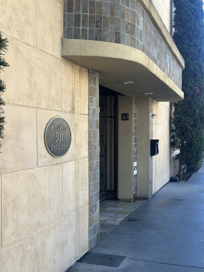 Building Photo - $3,600 - 2 Bed / 2 Bath City Walk Condo in Downtown San Diego