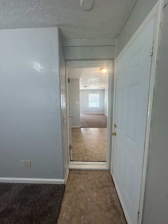 Building Photo - 2 Bed, 1 Bath, 1 Car Garage