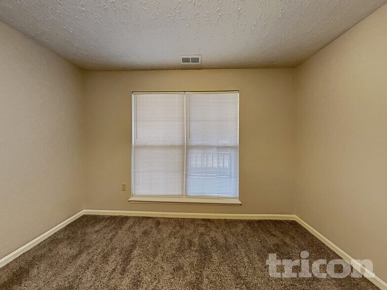 Building Photo - 910 Claiborne Ln