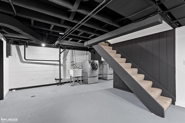 Building Photo - 21820 Drexel St