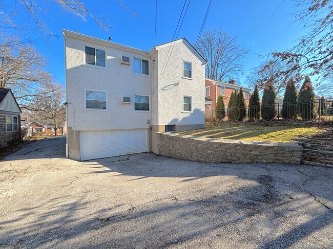 Building Photo - 27 Sunnymede Dr