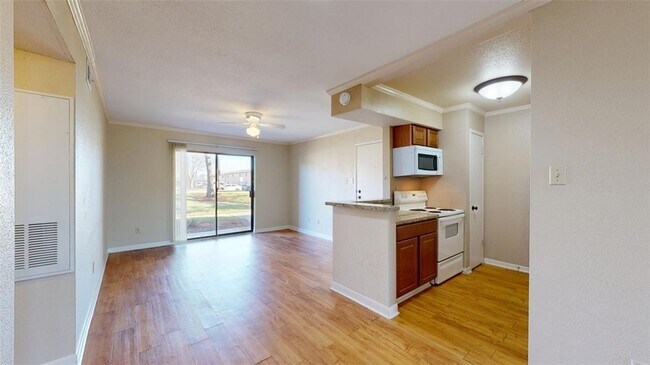 Building Photo - 904 University Oaks Blvd