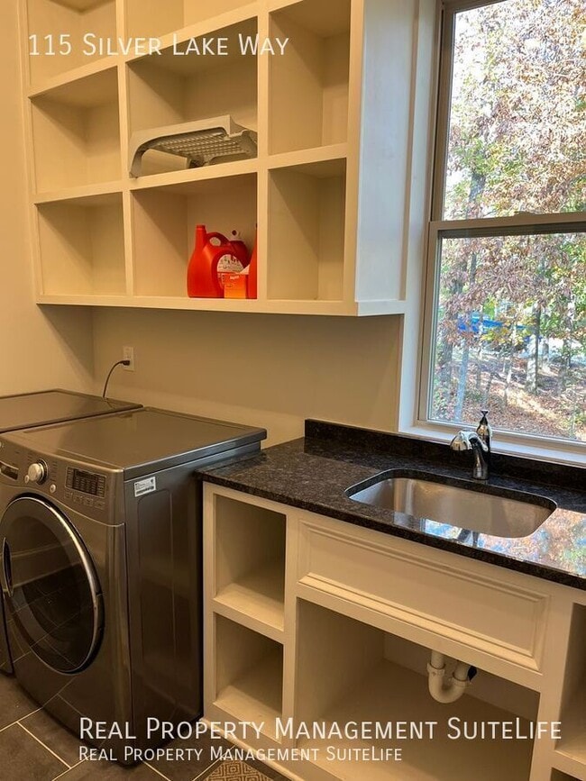 Building Photo - 115 Silver Lake Way