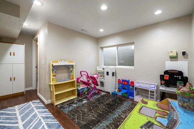 Building Photo - Beautiful 4 Bedroom Home in Sandy!