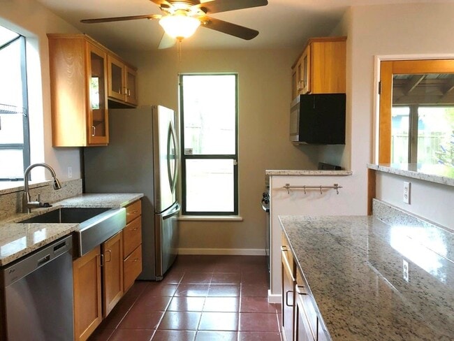 Building Photo - 2202 East Side Dr