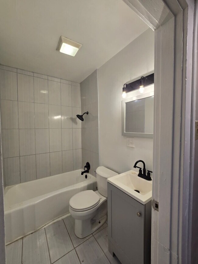 Building Photo - Awesome 3-Bedroom Home in St. Louis – Move...