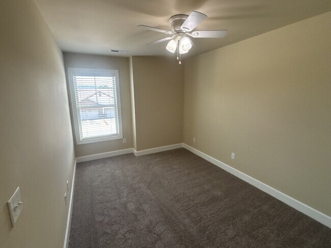 Building Photo - Spacious 3-Bed 2.5 Bath Townhome for Rent in Algood
