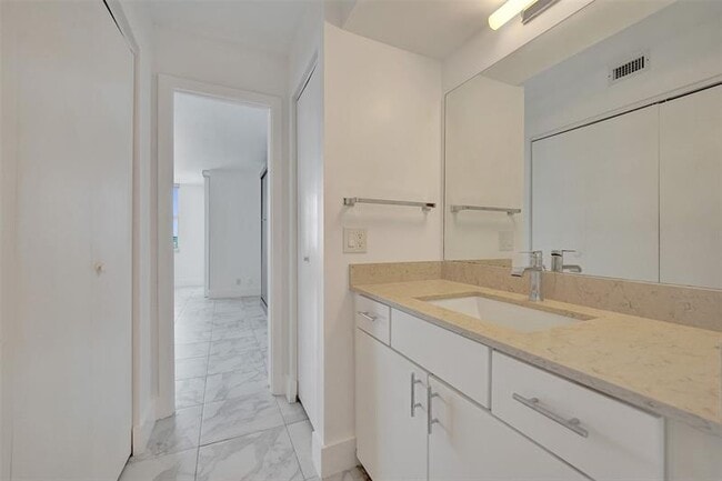 Building Photo - 3015 N Ocean Blvd