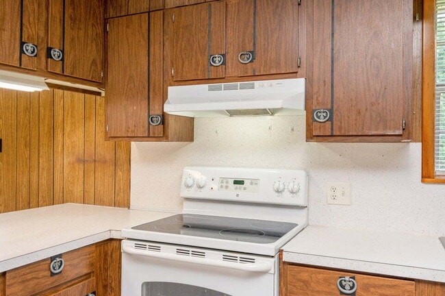 Building Photo - Charming brick home ready for move in!