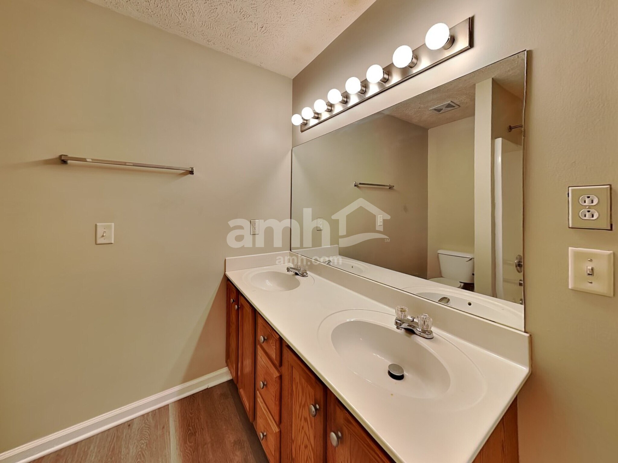 Building Photo - 1176 Saint Andrews Dr