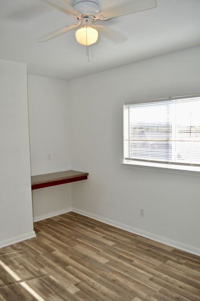 Building Photo - Amazing 4 bed 2 bath 2 story home in Hallie Heights!