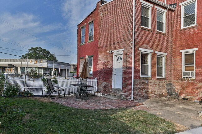 Building Photo - Beautiful 3 Bedroom on Vine St