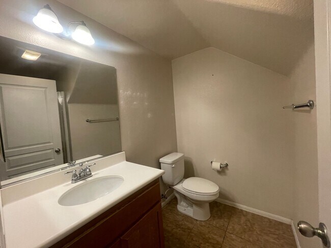 Building Photo - Tri-level 3 bedroom 3.5 bathroom townhouse...