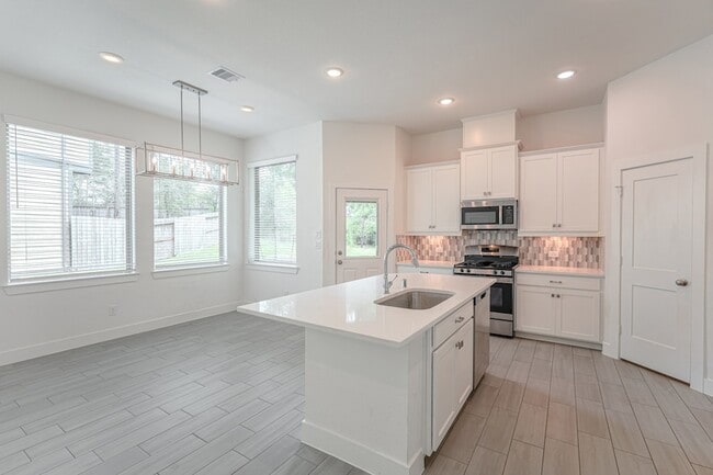 Building Photo - 112 Red Cascade Trl