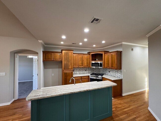 Building Photo - Immaculete 4 bedroom 2 bath in Jenks!