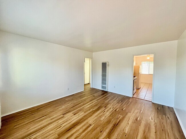 Building Photo - Upstairs 1 Bedroom Apt with 1-Car Garage N...