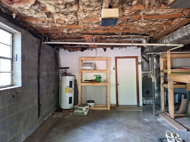 Building Photo - Basement Rancher located in Farragut