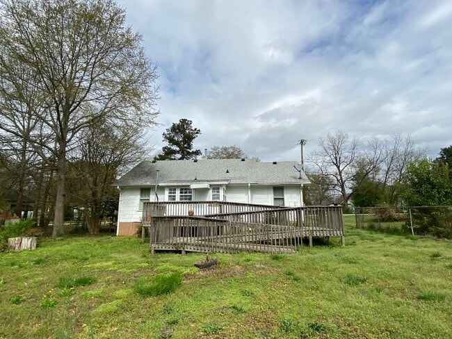 Building Photo - 2 Bedroom 1 Bath Home In Greenville !