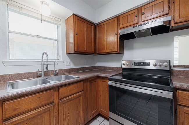 Building Photo - 16702 Pebbleglen Dr