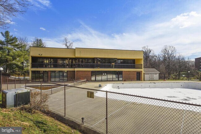 Building Photo - 15603 Dorset Rd