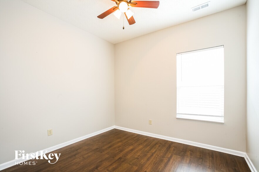 Building Photo - 1301 Greenbriar Wy