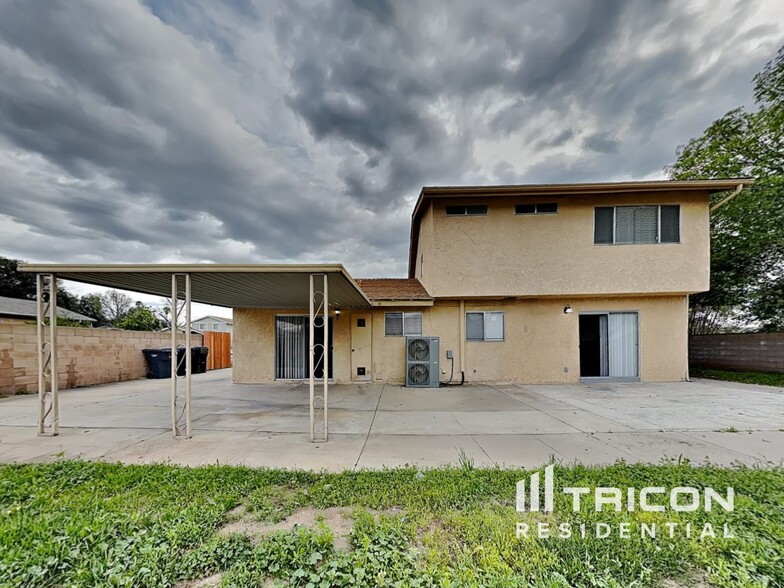 Building Photo - 1455 Paiute Ave