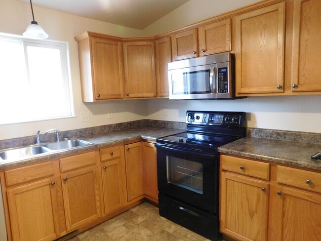 Building Photo - Charming 3 Bed, 2 Bath Townhome with Single-Car Garage