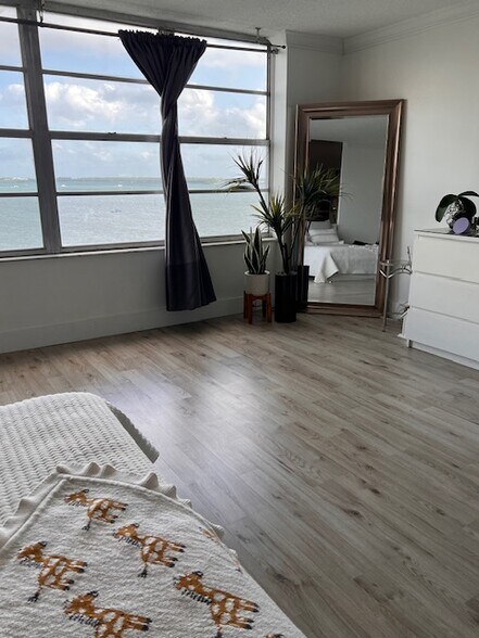Building Photo - 905 Brickell Bay Dr