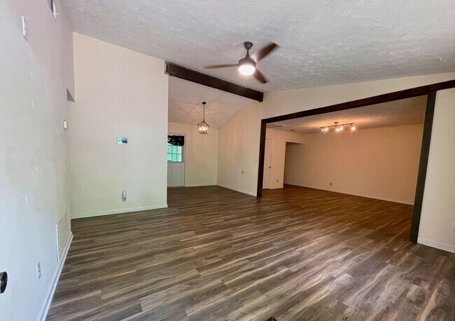 Building Photo - Ranch in Riverdale!