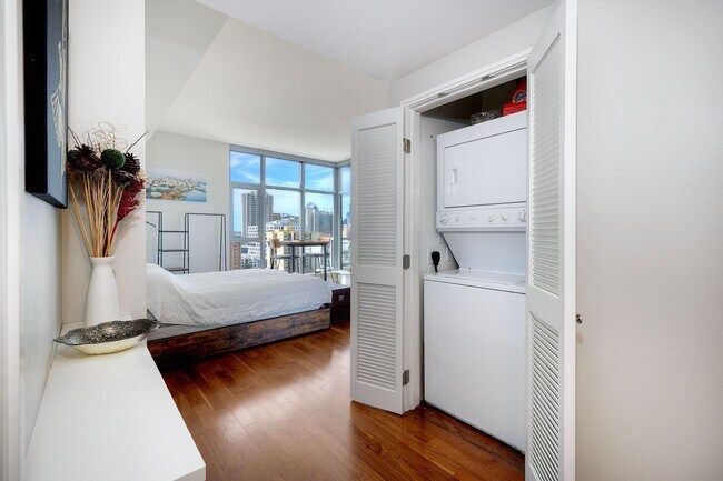 Building Photo - San Diego VIEW UNIT! Downtown  Gaslamp Quarter Three Weeks FREE Furnished  Studio -Available NOW!